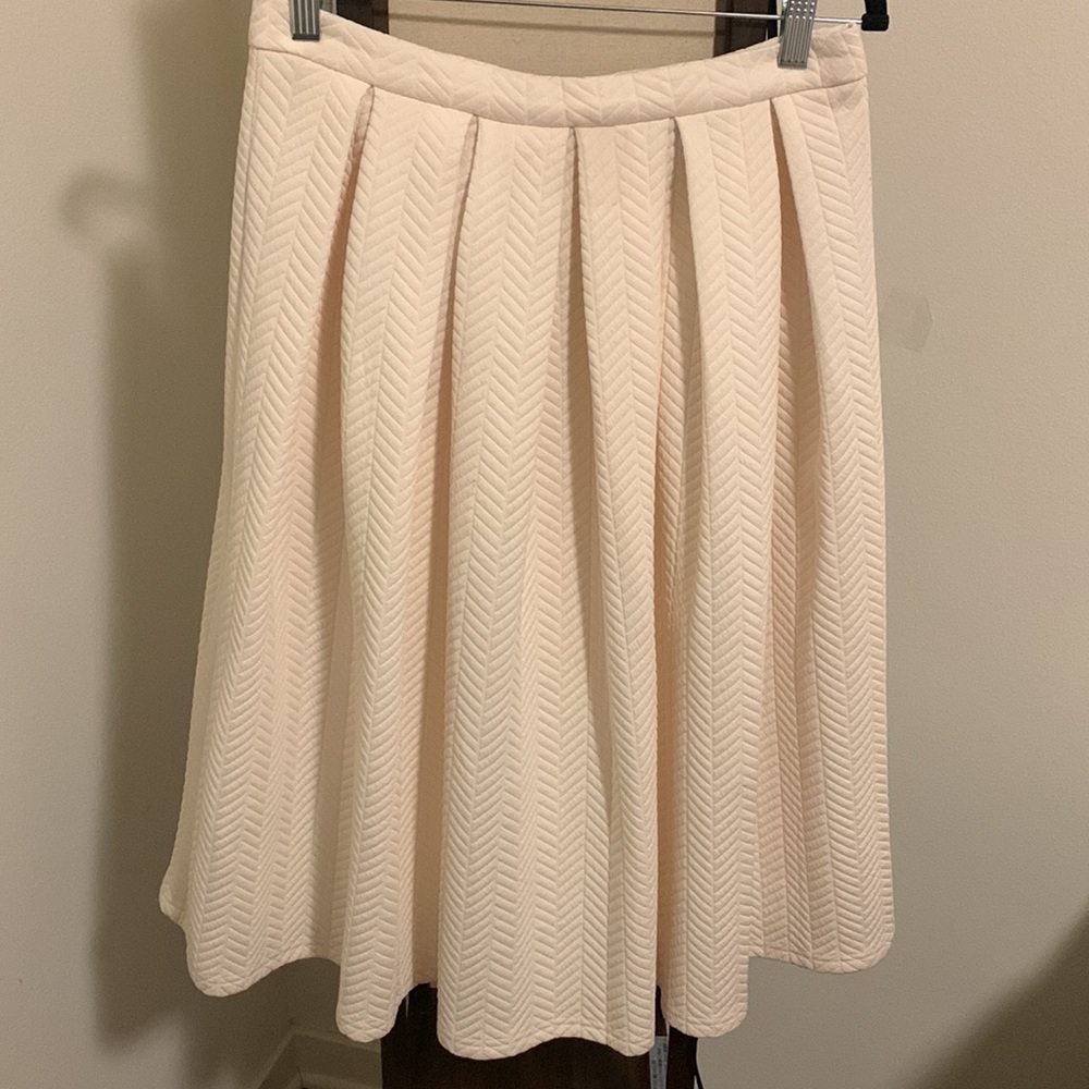 Storee chevron texture midi pleated skirt in cream color size Medium